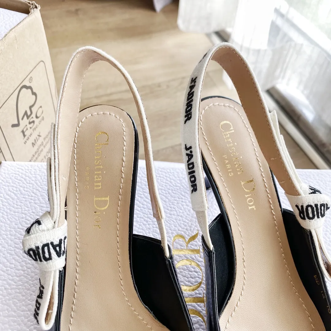 👟👟Ex-factory price 440👟👟 Developed one-to-one from the original version, 👠👠✨ ✨Dior’s popular sandals are new🔥 🔥 The same style as the most popular internet celebrities and celebrities of the year💁 💁. Imported fabric, lining and feet are made of calfskin lining🐑. Original molded heel, heel height 10Cm 6.5cm💘 Original molded metal outsole with five-pointed star LOGO mark✨. Original bow, 💅 Italian leather outsole. 👄💋 Full set of packaging (bags, cards, invoices, one-to-one wrapping paper) 34 40 41 customized